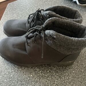 Toe Warmers Trek waterproof Black Ankle Boots with Gray Lining